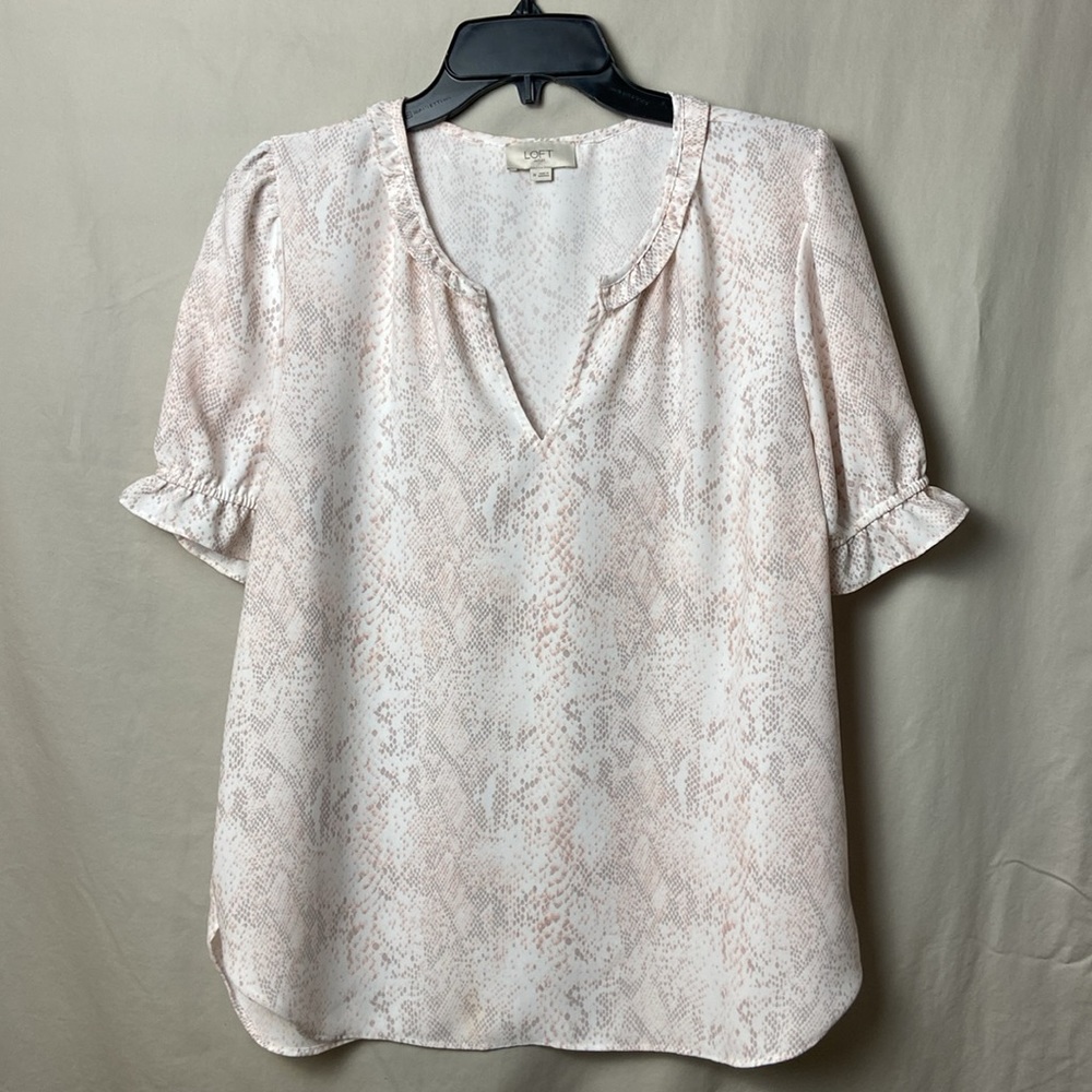 Loft Snake Skin Blouse M Pink Gray Ruffled V Neck Sleeve Reptile PrintTop Shirt